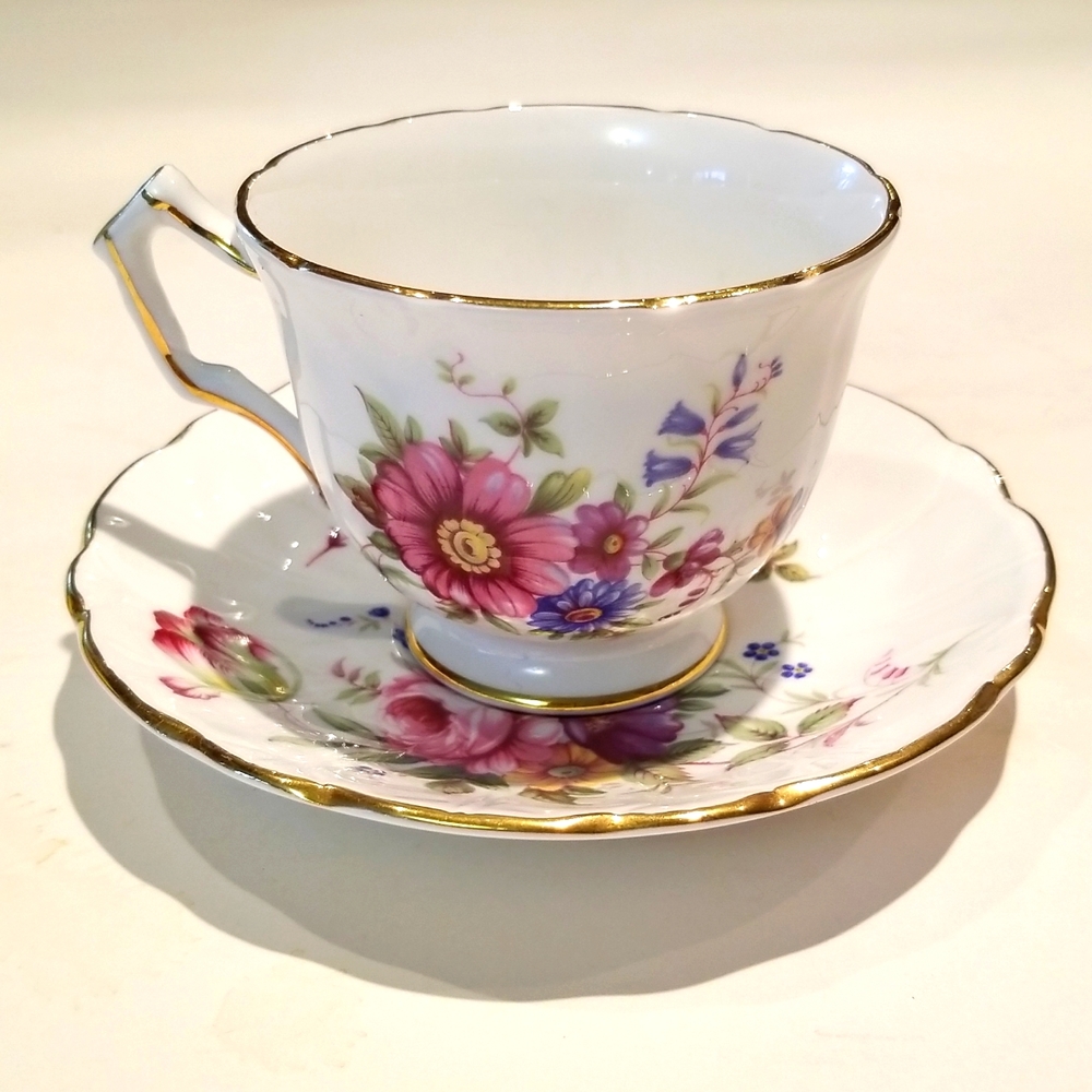 Aynshey  bone china VINTAGE TEA CUP AND SAUCE